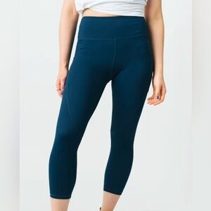 Zyia Active navy pocket light n tight high rise capri, size 12
